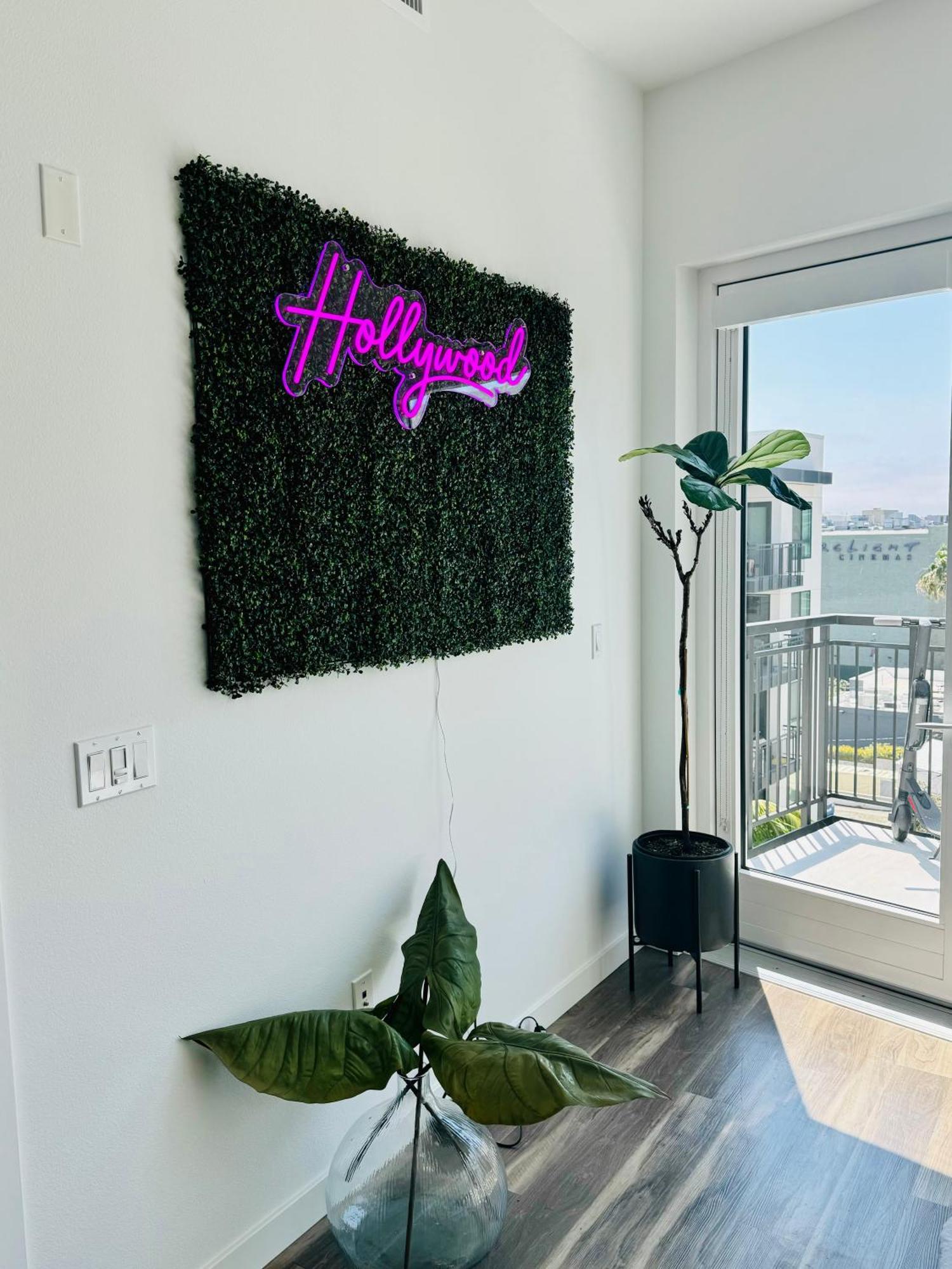 Hollywood Penthouse With Balcony & Pool View Los Angeles