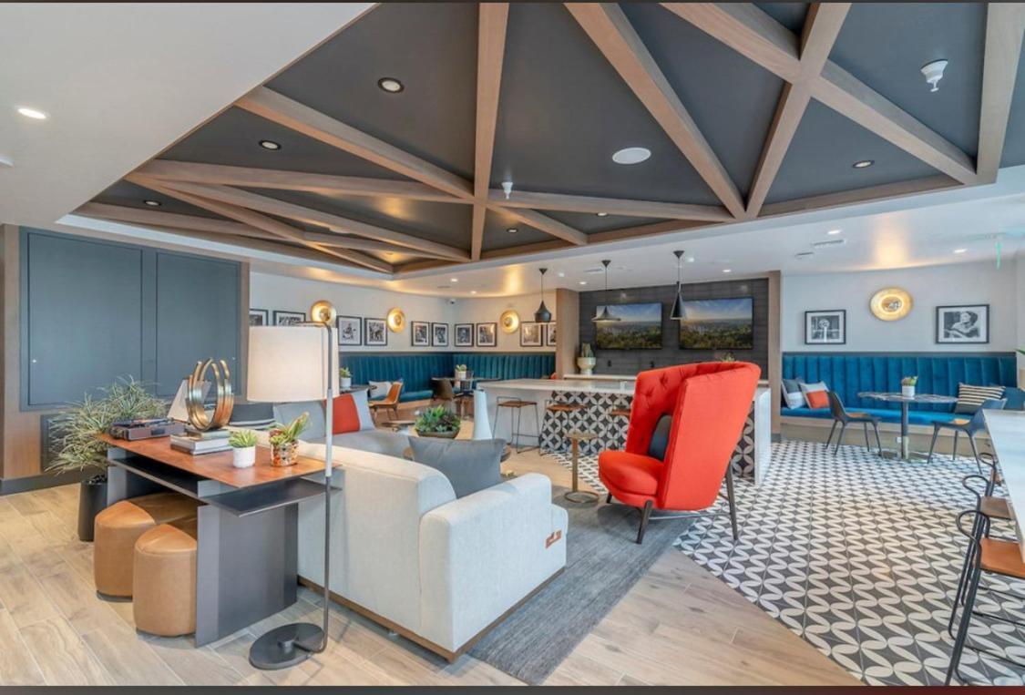Hollywood Penthouse With Balcony & Pool View Apartment