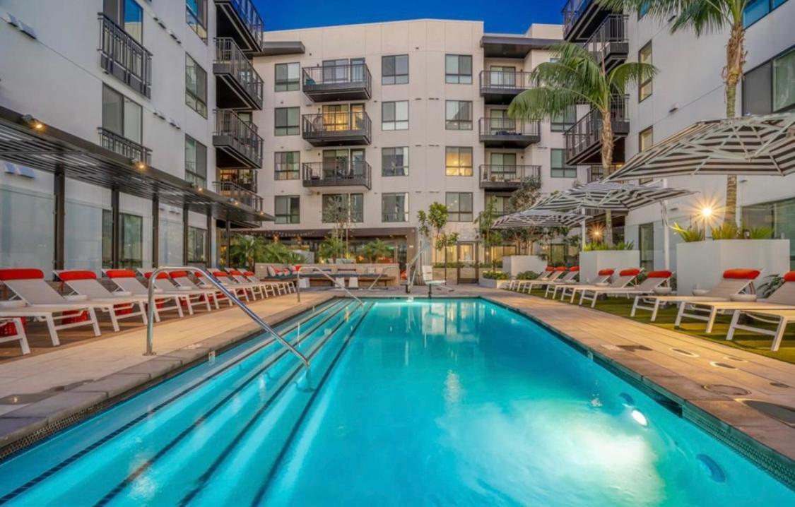 Hollywood Penthouse With Balcony & Pool View Apartment Los Angeles