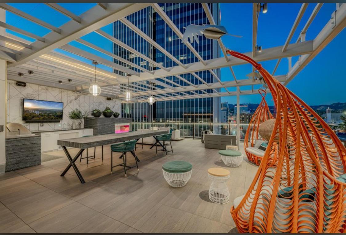 Hollywood Penthouse With Balcony & Pool View *