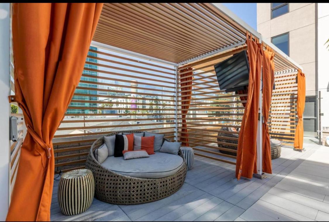 Hollywood Penthouse With Balcony & Pool View Apartment *