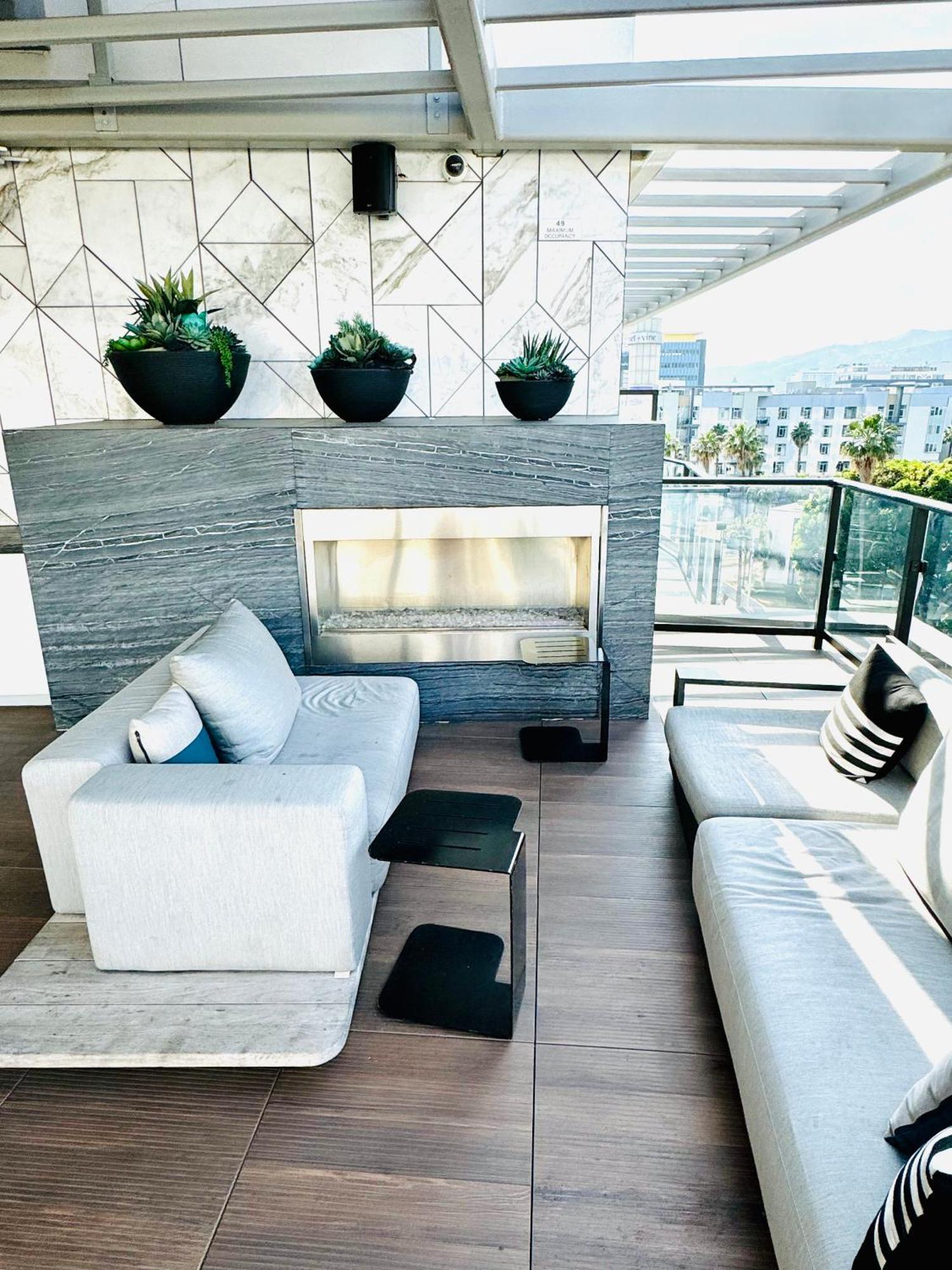 Hollywood Penthouse With Balcony & Pool View Los Angeles
