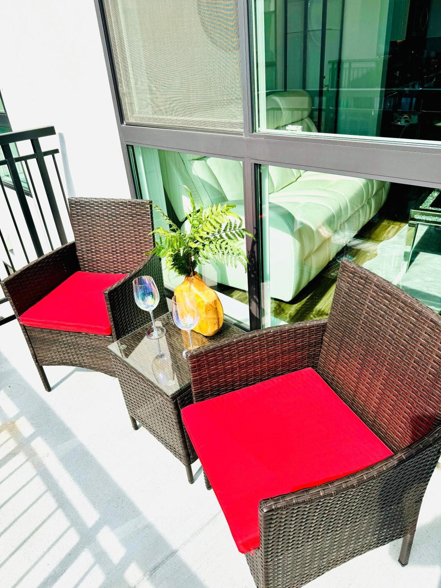 Hollywood Penthouse With Balcony & Pool View Apartment
