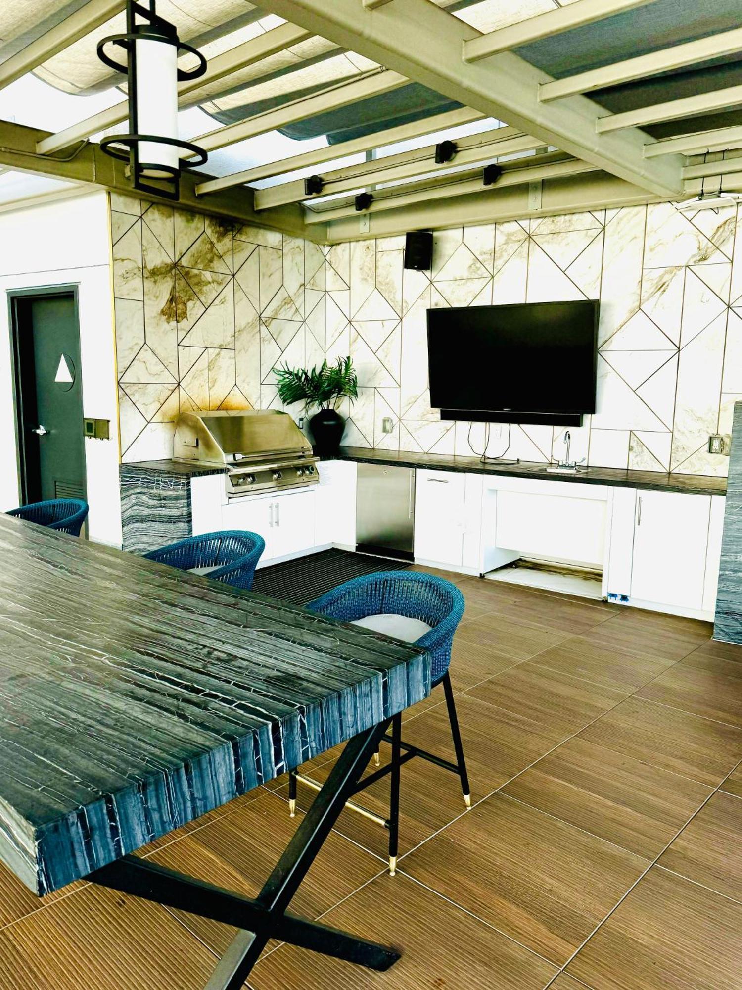 Apartment Hollywood Penthouse With Balcony & Pool View *