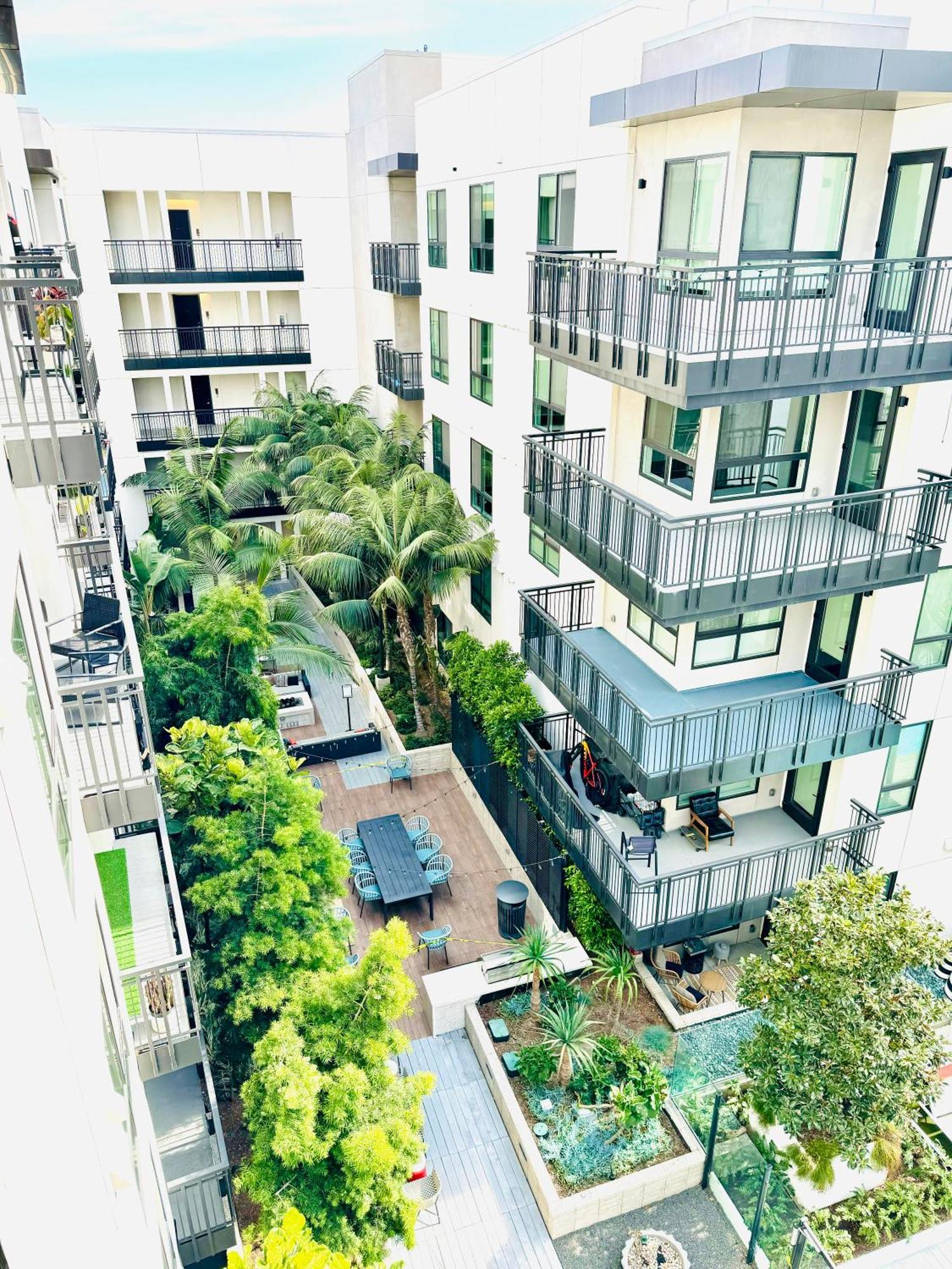 Hollywood Penthouse With Balcony & Pool View