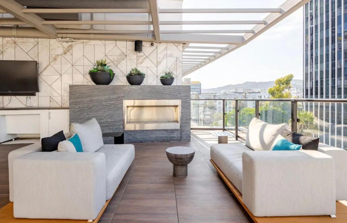 Hollywood Penthouse With Balcony & Pool View Apartment Los Angeles