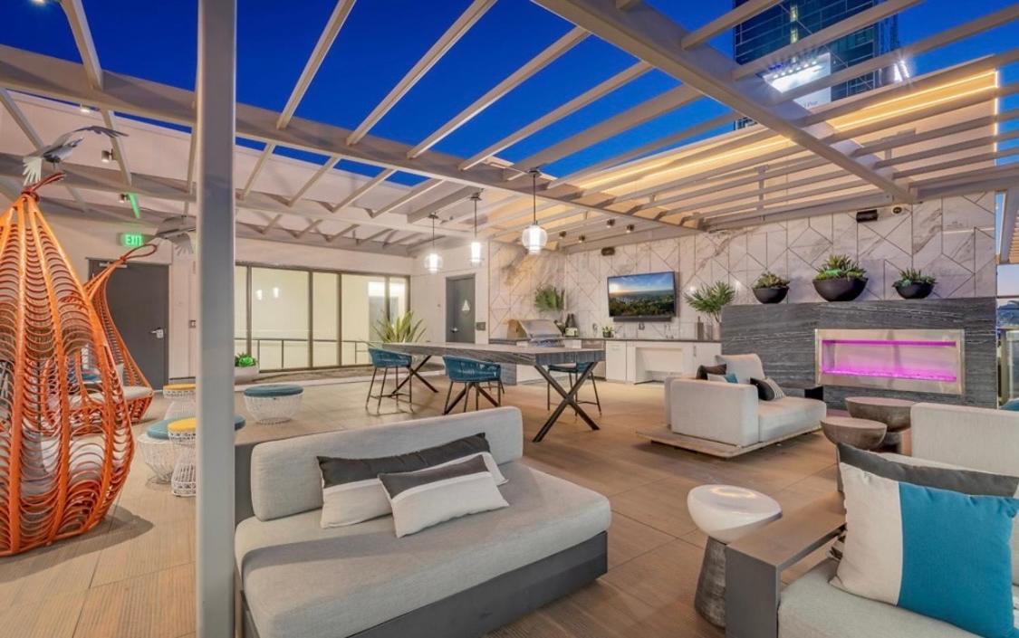Hollywood Penthouse With Balcony & Pool View Apartment
