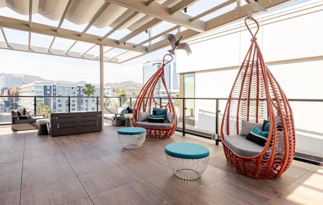Hollywood Penthouse With Balcony & Pool View