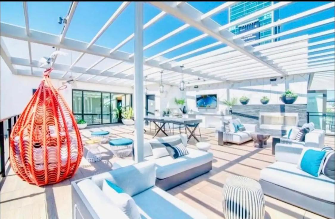 Apartment Hollywood Penthouse With Balcony & Pool View